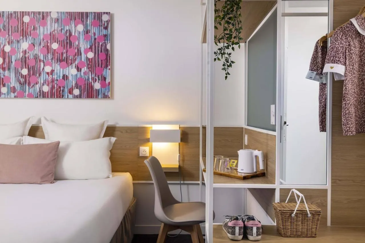 Hotel Paris Louis Blanc France